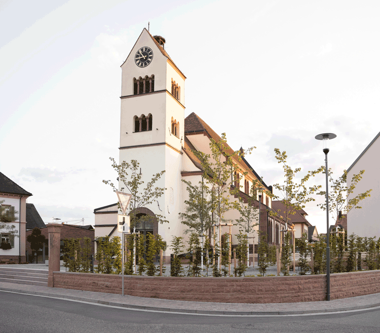 Das Rathausplatz ist mit Treppen und Mauer aus Sandstein eingefasst