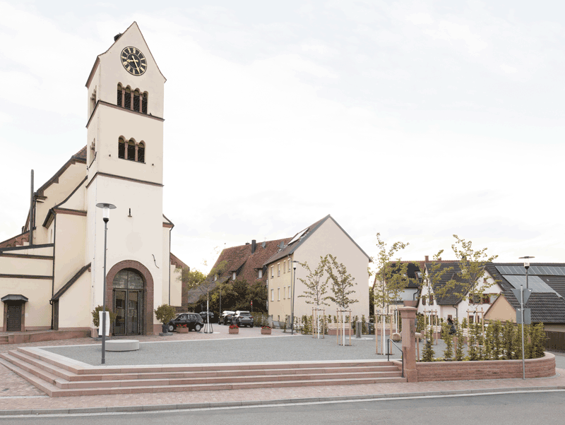 Der Rathausplatz von der Straßenseite