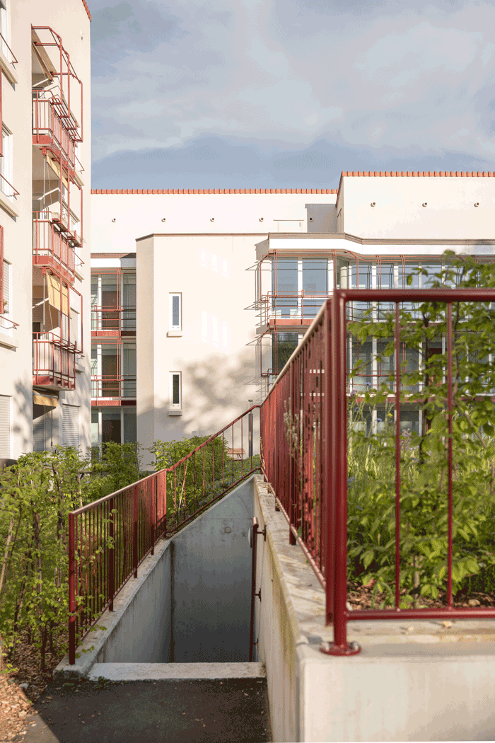 Rotes Rundrohr an Fassade und in der Freianlage als Ausstattungselement. © Fotografie: Stefanie Würsch, 2025